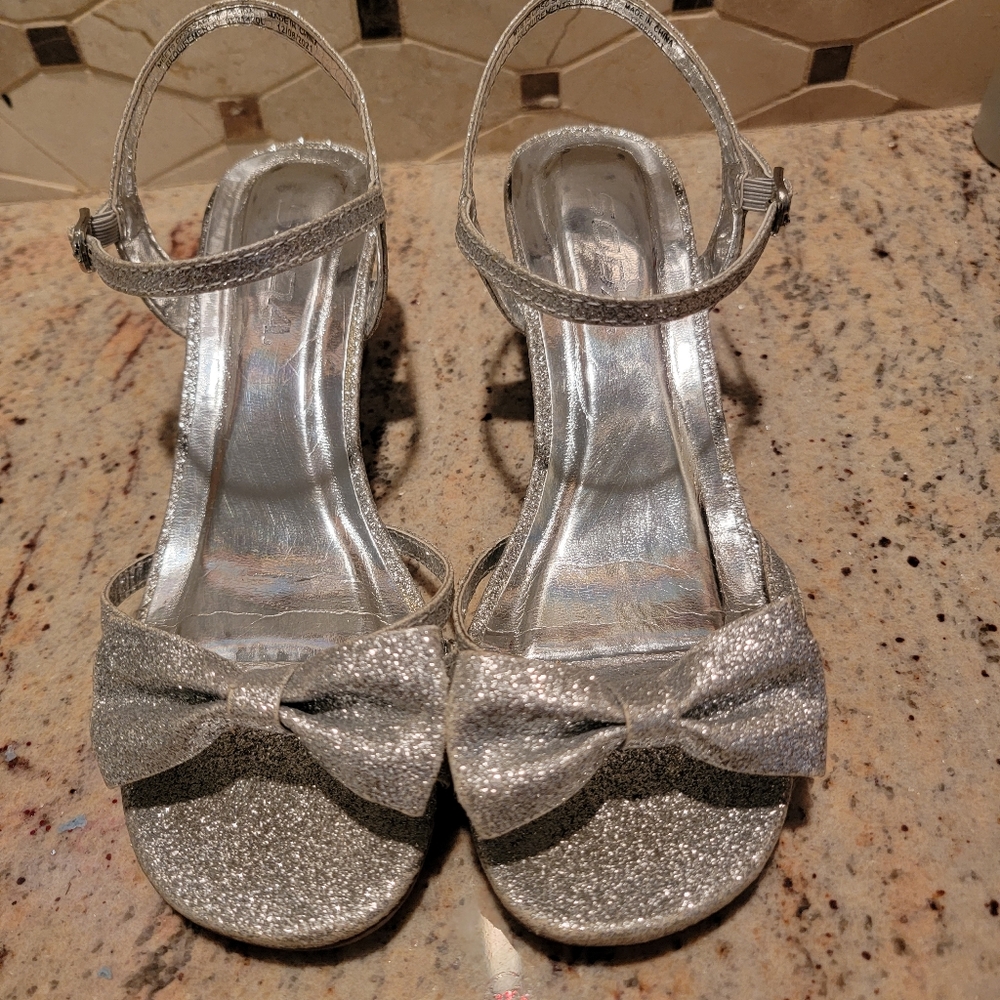 Girls size 3 SODA  low heels